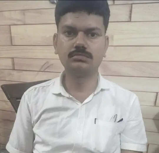 ट्रेनी दरोगा 10 हजार की रिश्वत लेते गिरफ्तार, बैरियर-2 चौकी पर एंटी करप्शन का छापा