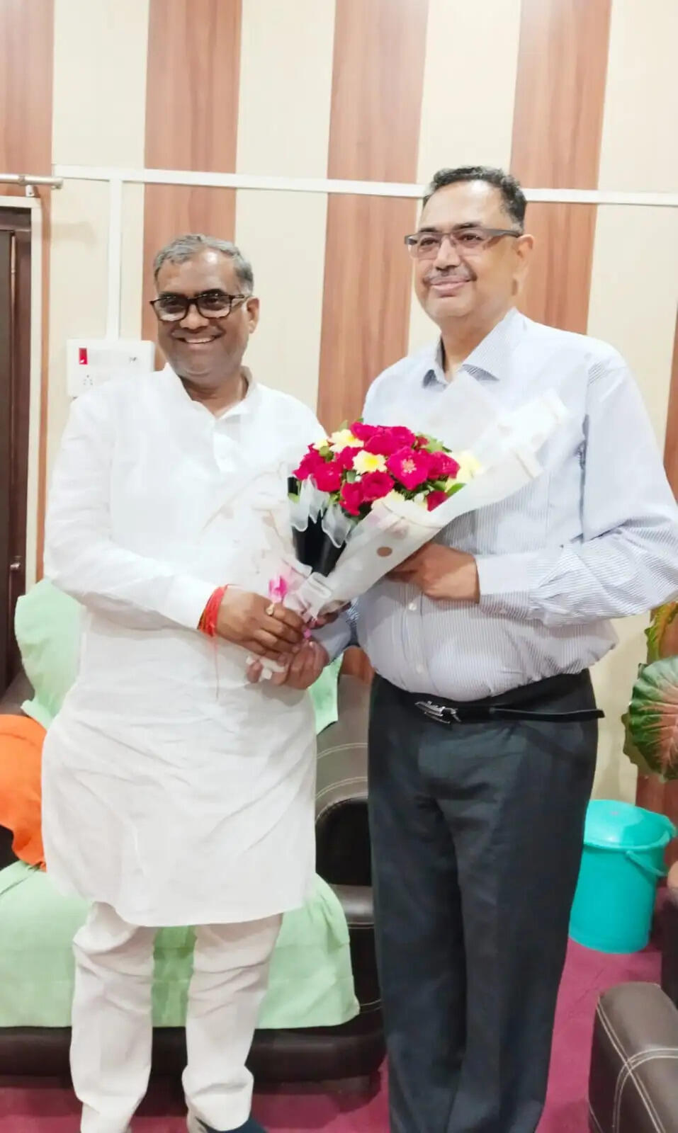 खेल सुविधाओं के लिए पूर्वांचल विश्वविद्यालय के कुलपति ने खेल मंत्री को सौंपा प्रस्ताव