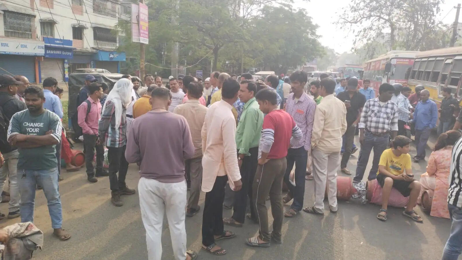 एलपीजी को लेकर फूटा लोगों का गुस्सा, जीटी रोड जाम कर एजेंसी के खिलाफ प्रदर्शन