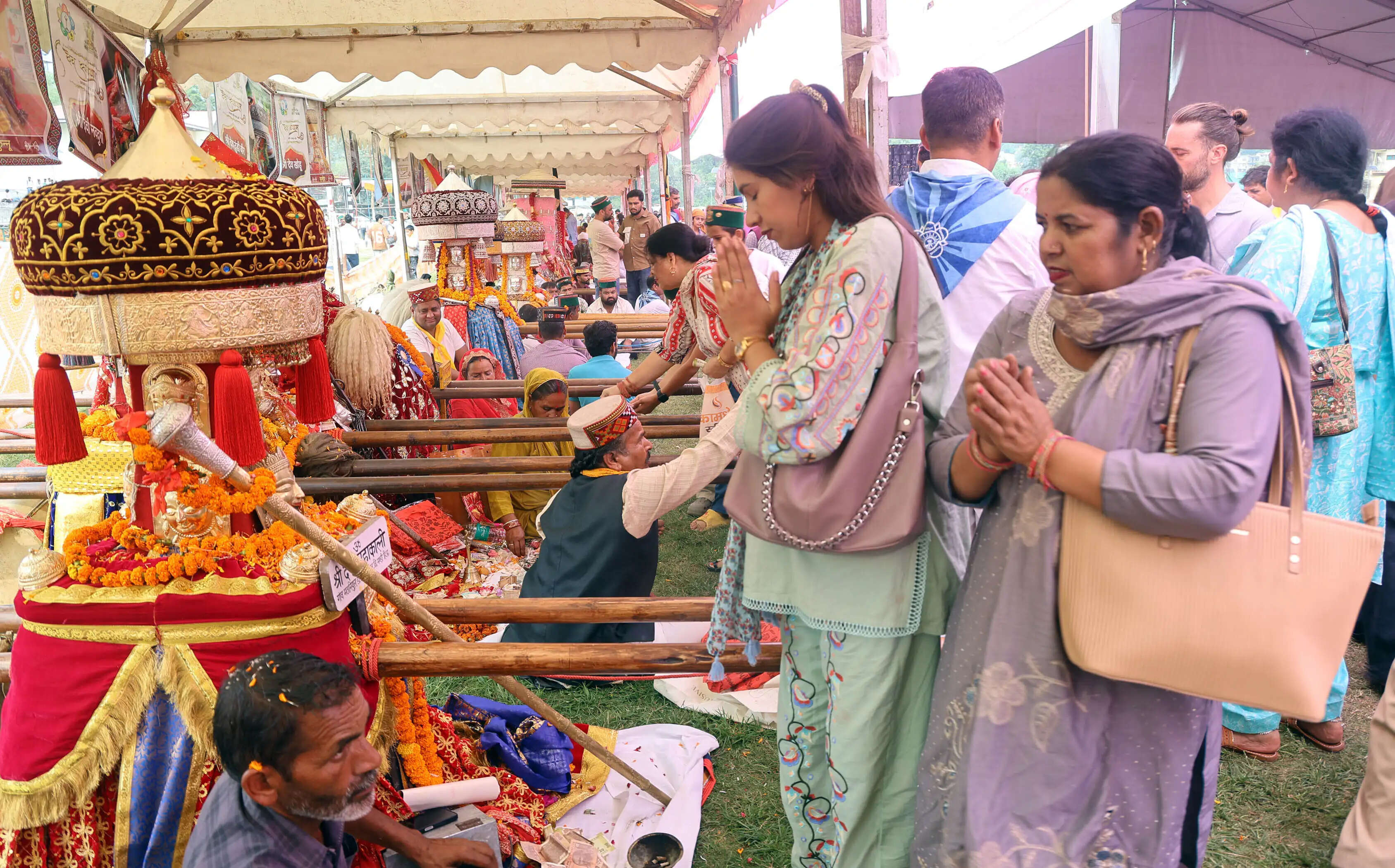 देवी-देवताओं की मौजूदगी में देव समागम, मंडी के पड्डल मैदान में साई भक्तों का उमड़ा जनसैलाब