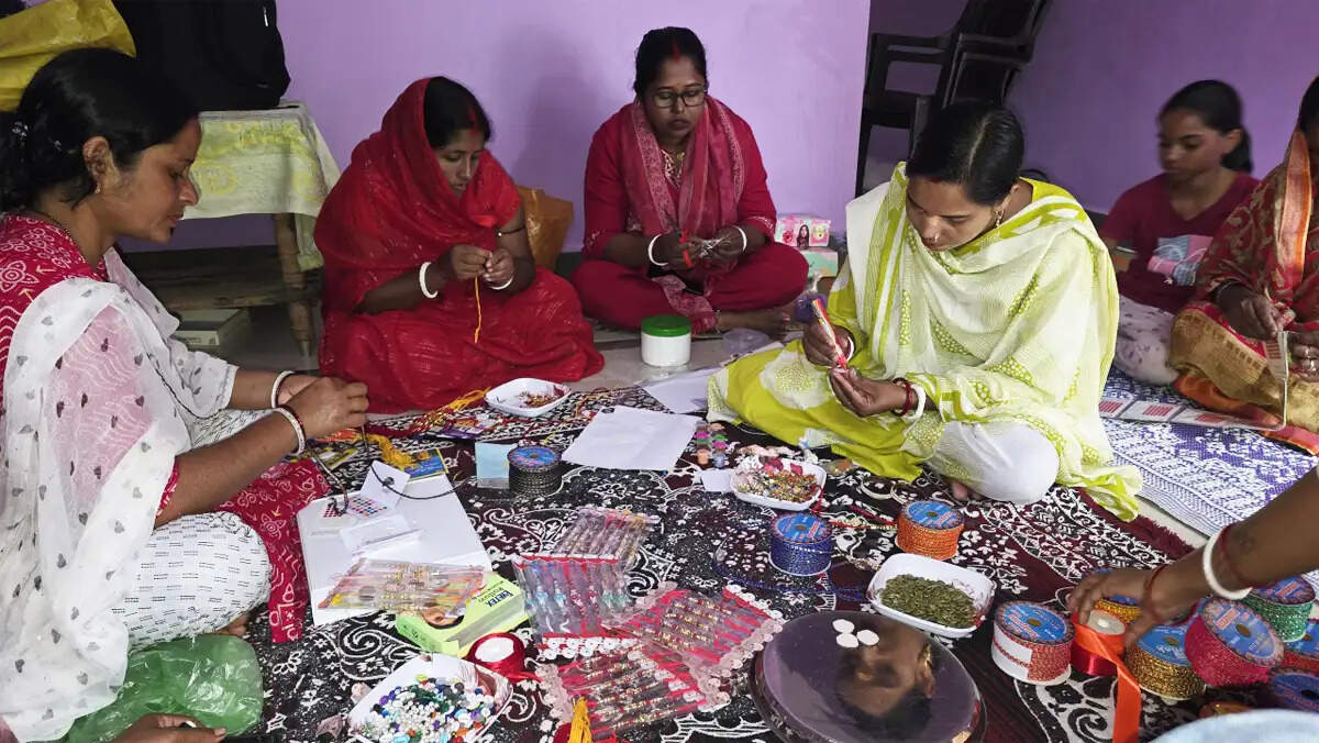 कम लागत में राखियां बनाकर आत्मनिर्भरता की राह पर बढ़ रहीं छत्तीसगढ़&nbsp;में बिहान की महिलाएं