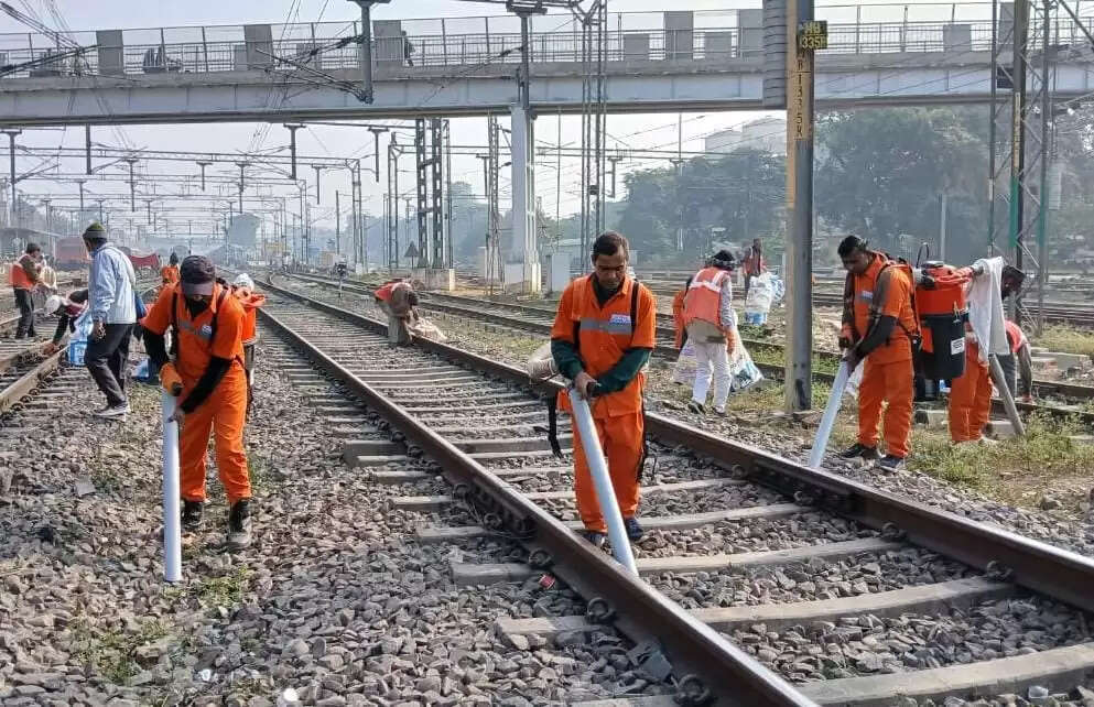 मुरादाबाद रेल मंडल के 4 स्टेशनों पर मशीनीकृत रेग पीकिंग कार्य का शुभारम्भ