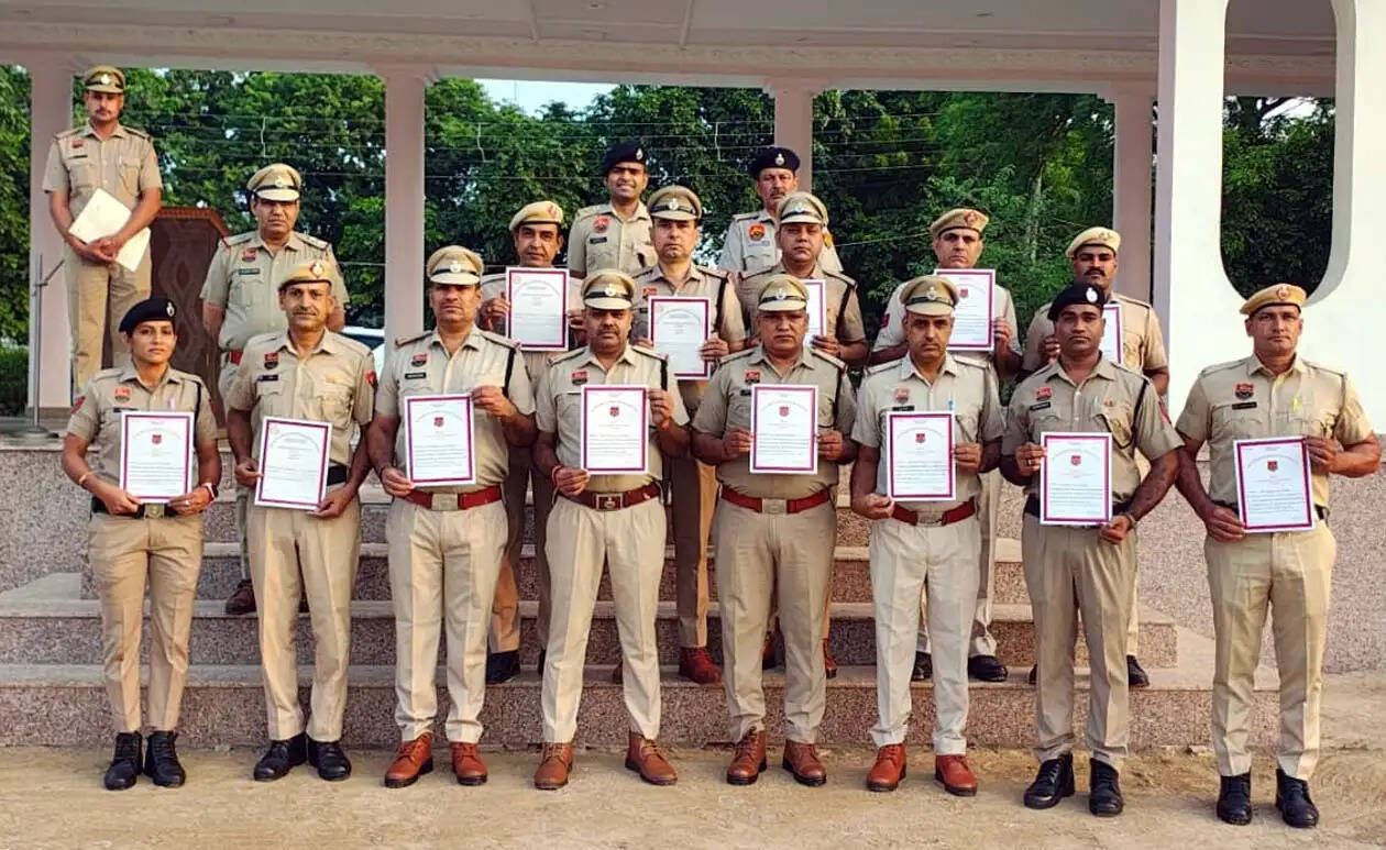 हिसार में चोरी की वारदातें सुलझाने व अपराध रोकने वाले 13 पुलिसकर्मी सम्मानित