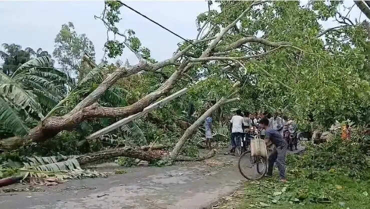 जलपाईगुड़ी में आंधी का कहर, सैकड़ों घर क्षतिग्रस्त