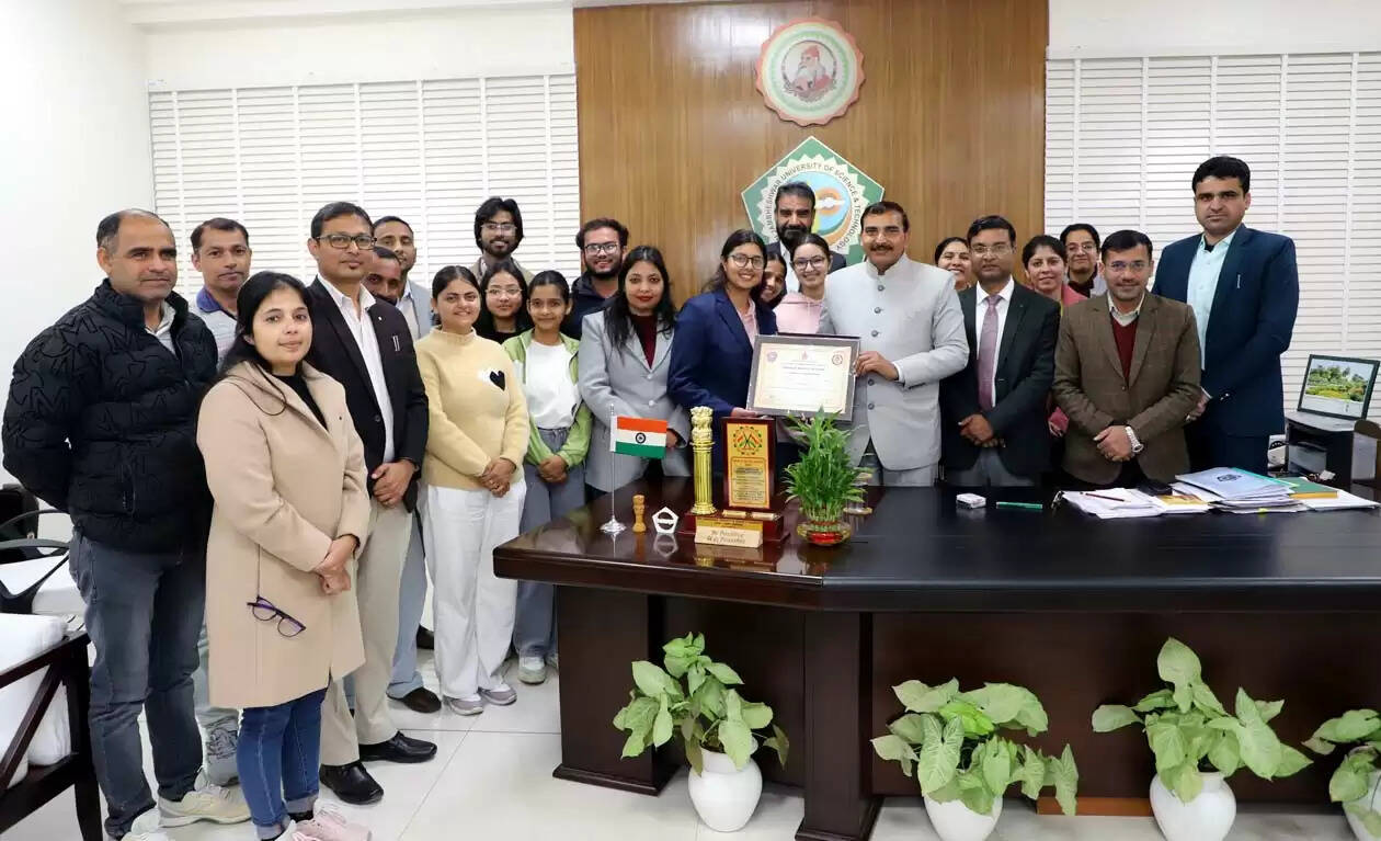 हिसार :एनएसएस स्वयंसेविका का राज्यपाल एवं विश्वविद्यालय स्तर पर सम्मान