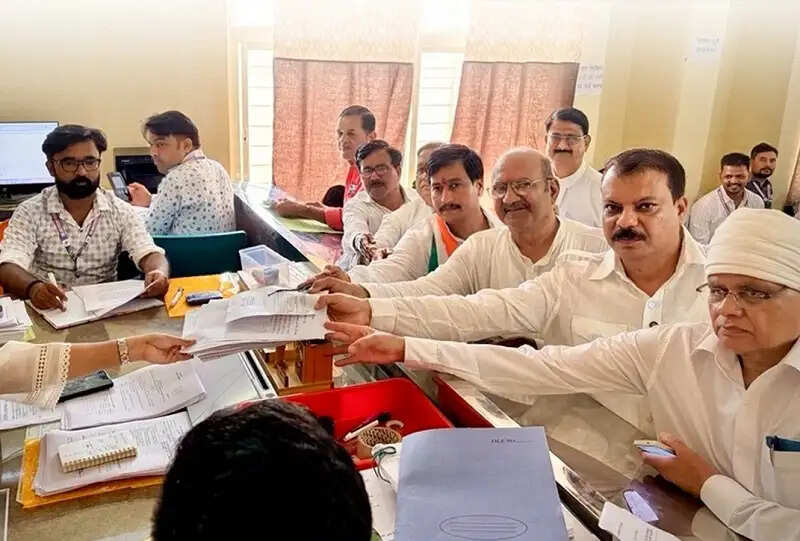 दतिया उपचुनाव : कांग्रेस प्रत्याशी घनश्याम सिंह ने दाखिल किया नामांकन