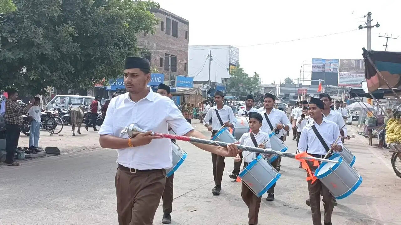 कदमताल में दिखा अनुशासन, पुष्पवर्षा से हुआ स्वयंसेवकों का स्वागत