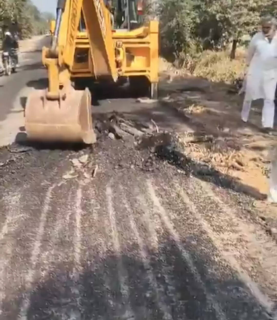 14 करोड़ की सड़क ट्रायल में फेल, अधिशासी अभियंता ने चलवाया बुलडोजर, नोटिस जारी