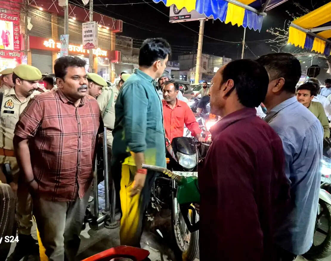 सीतापुर : तेल को लेकर अफवाहों ने बढ़ाई अफ़रा-तफरी, दूसरे दिन भी पेट्रोल पम्पों पर लगी भीड़, हुआ हंगामा