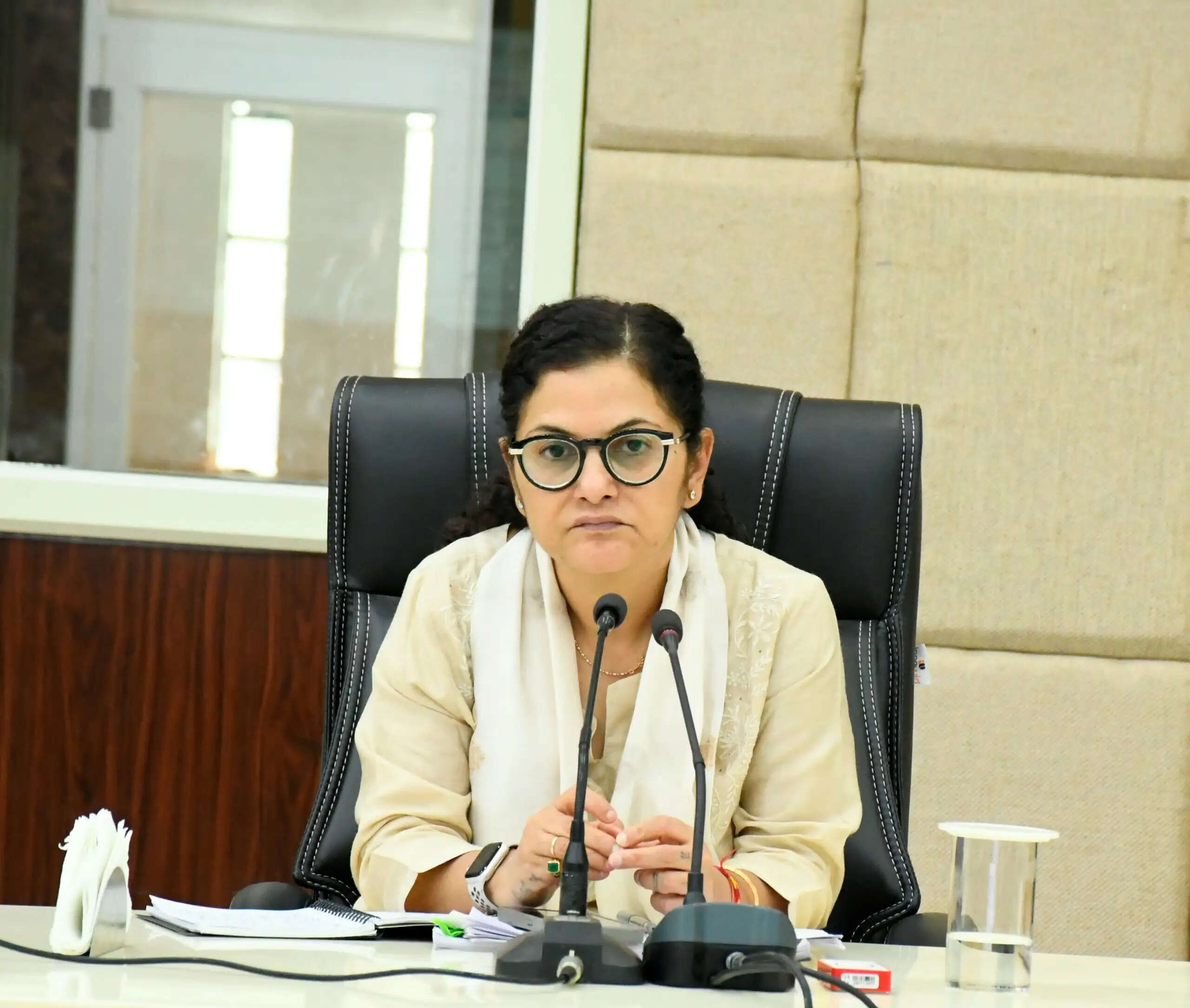 सड़क के गड्ढे तत्काल भरें, दुर्घटना संभावित स्थानों पर लगाएं चेतावनी संकेत: कलेक्टर