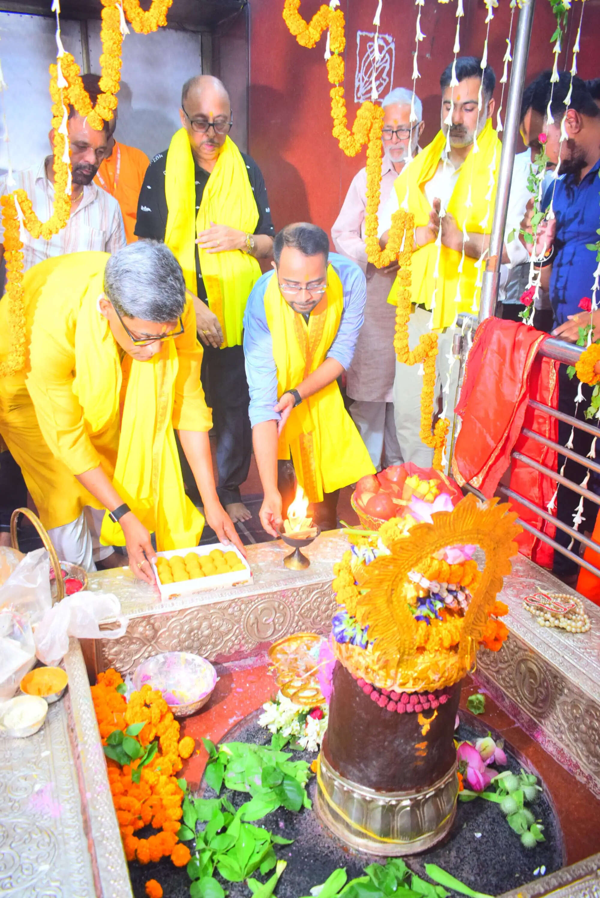 बिहार के मुख्य सचिव प्रत्यय अमृत ने सोनपुर के बाबा हरिहरनाथ मंदिर में की पूजा अर्चना