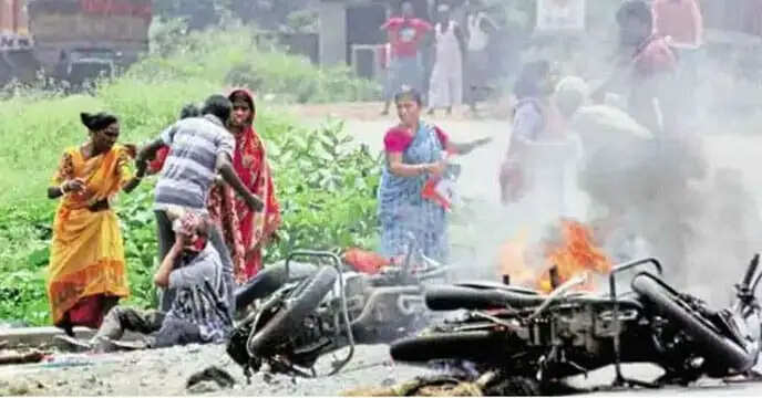 पंचायत सेवाओं में अनियमितता के आरोप पर ग्रामीणों का प्रदर्शन, पंचायत कार्यालय का घेराव