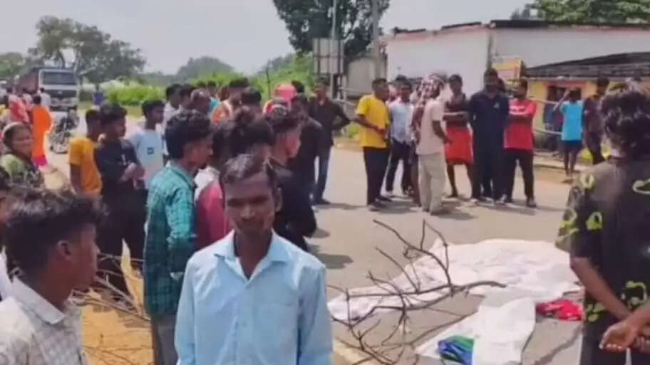 तेज रफ्तार हाइवा ने बाइक सवार दंपती को कुचला, दोनों की मौत