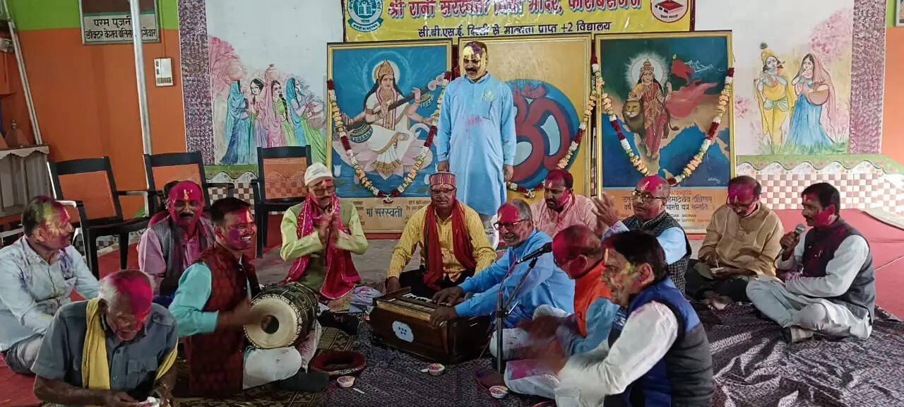 श्री रानी सरस्वती विद्या मंदिर में होली मिलन समारोह में बही फगुआ की बयार