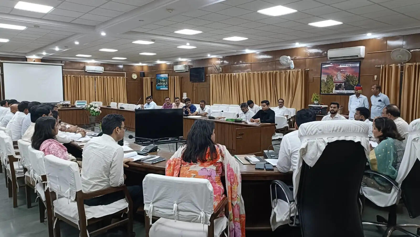 फर्रुखाबाद: जिलाधिकारी ने कम राजस्व वसूली करने वाले विभागाध्यक्षों को लगाई फटकार