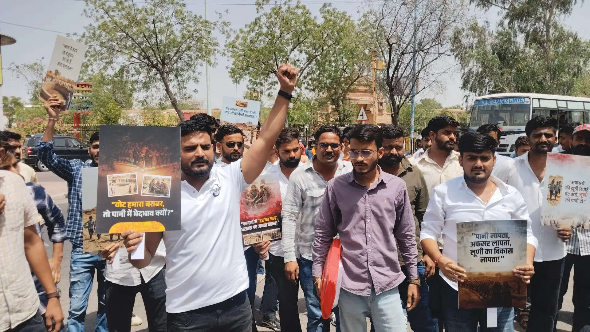 पानी की मांग को लेकर कलेक्ट्रेट पर प्रदर्शन