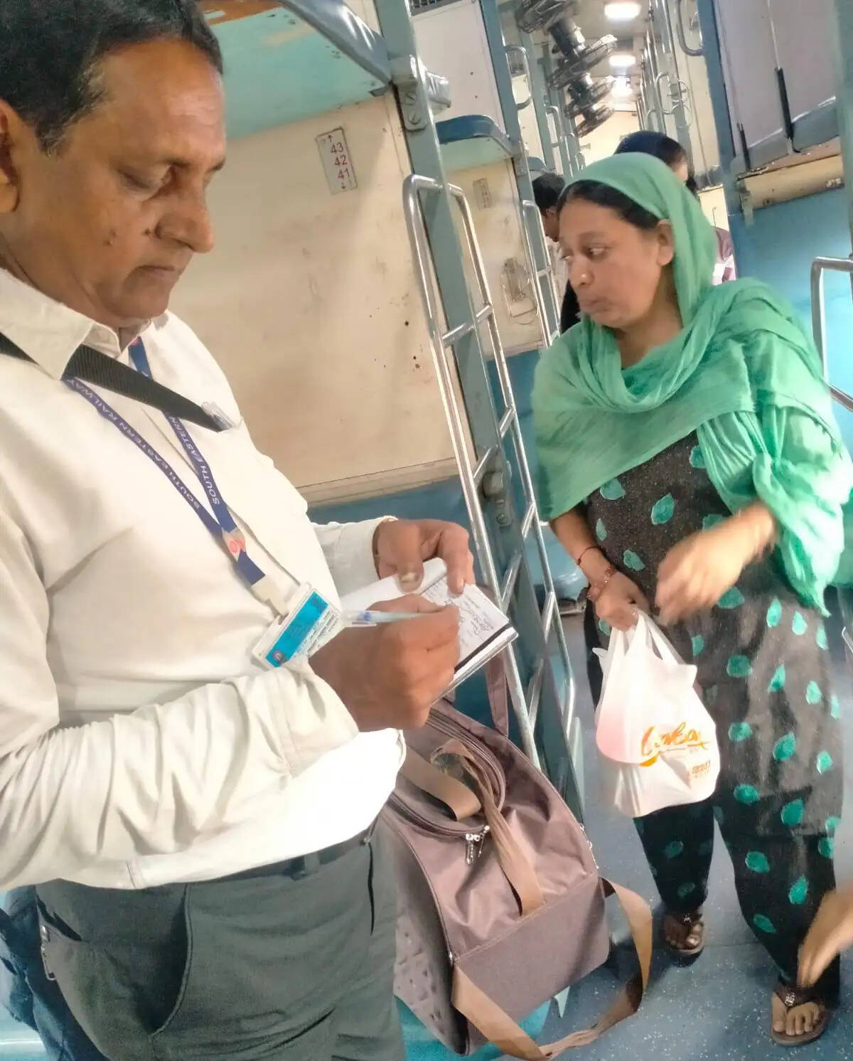 बिना टिकट यात्रियों पर सख्त कार्रवाई, खड़गपुर रेल मंडल ने वसूला करोड़ों जुर्माना
