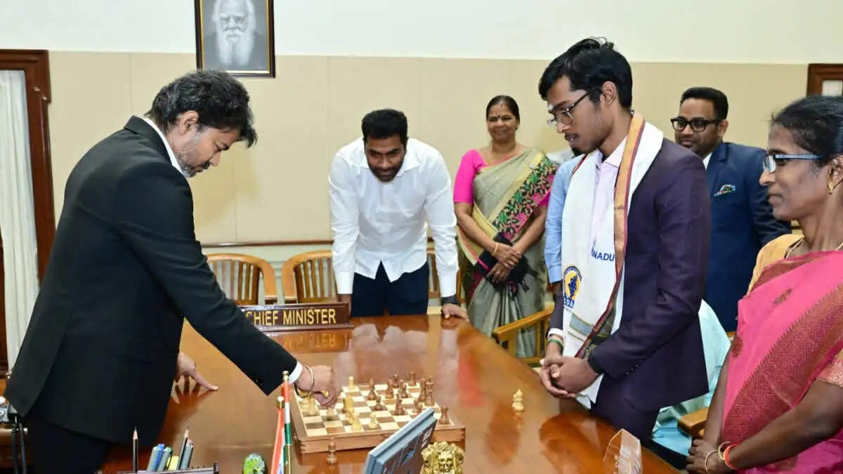 नॉर्वे शतरंज चैंपियन प्रज्ञानानंद का सम्मान, मुख्यमंत्री ने खेली शतरंज की बाजी