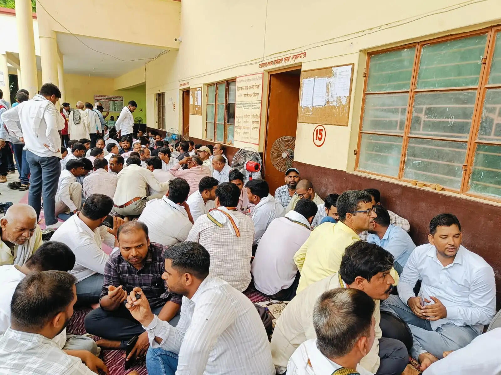 राजस्व टीम पर हमले के विरोध में तहसील में धरना, आरोपितों की गिरफ्तारी व एसएचओ के स्थानांतरण की मांग