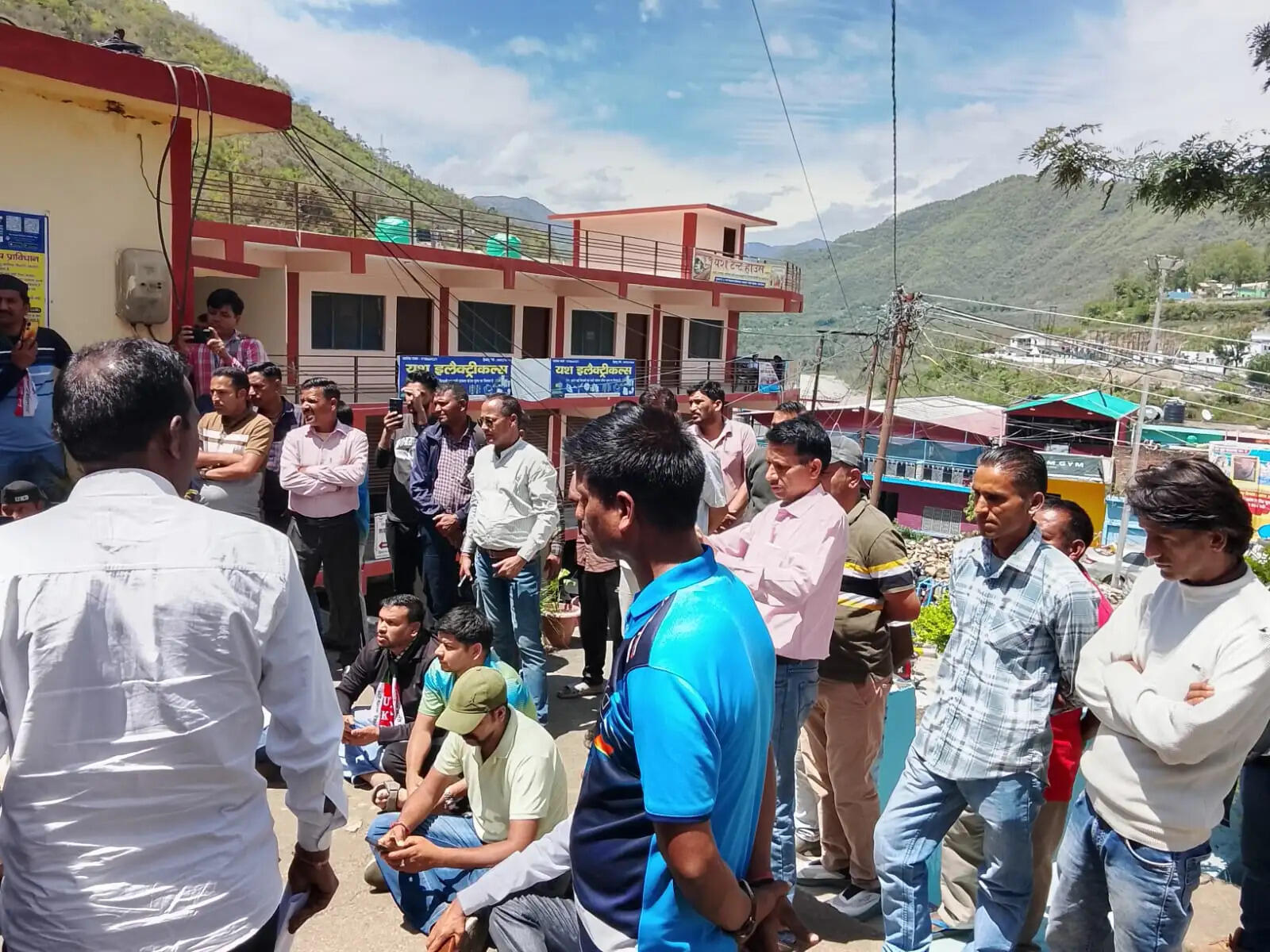 यूकेडी ने सतपुली थाने का घेराव कर किया प्रदर्शन