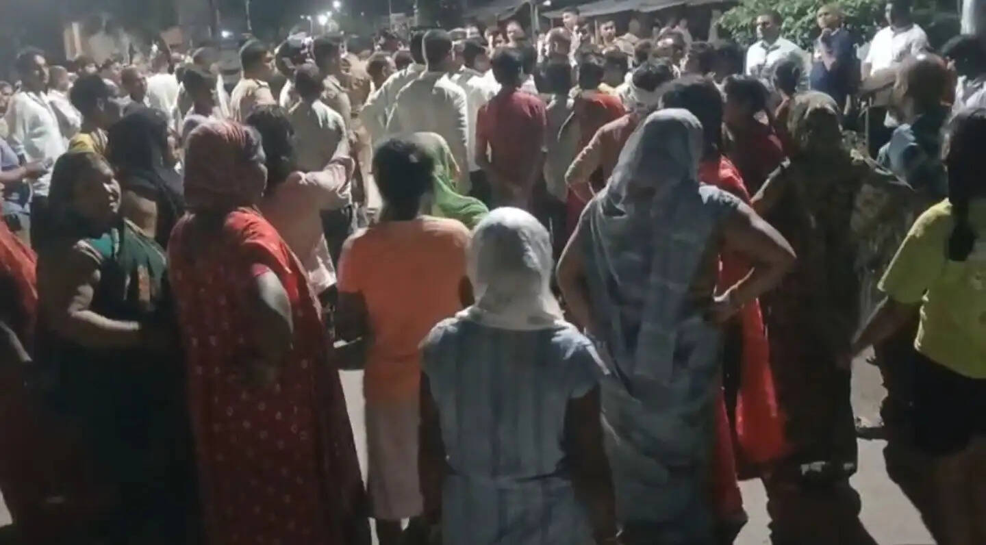प्रेम विवाह की रंजिश में युवक की गला रेतकर हत्या, परिजनों का सड़क पर प्रदर्शन