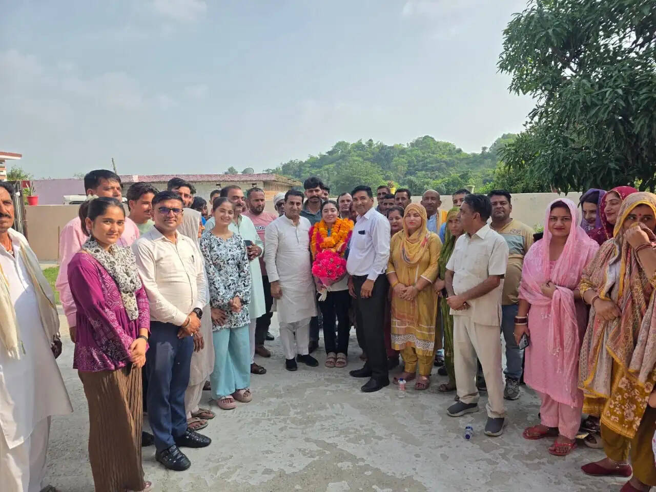 कठुआ की बेटी अंजलि देवी ने एवरेस्ट पर लहराया तिरंगा-जसरोटिया ने किया सम्मानित, कहा नारी शक्ति के नए युग का प्रतीक