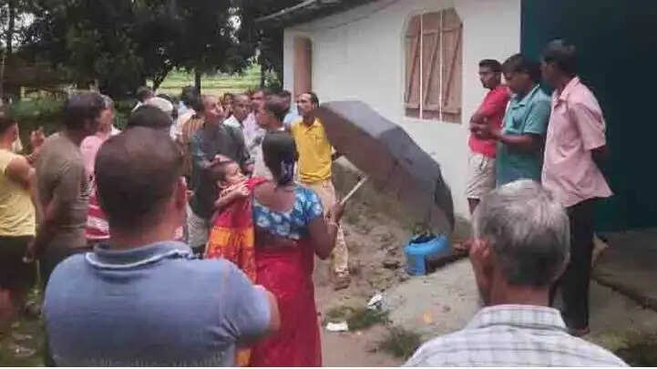 आवास योजना में ‘अवैध वसूली’ लेने का आरोप, ग्रामीणों का प्रदर्शन