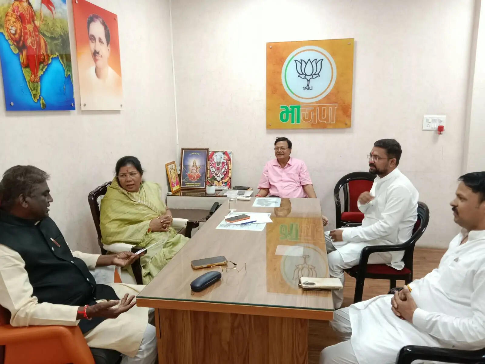 भाजपा प्रदेश कार्यालय में मंत्री संपतिया उइके ने&nbsp;कार्यकर्ताओं की जनसमस्याएं सुनीं, त्वरित निराकरण के निर्देश
