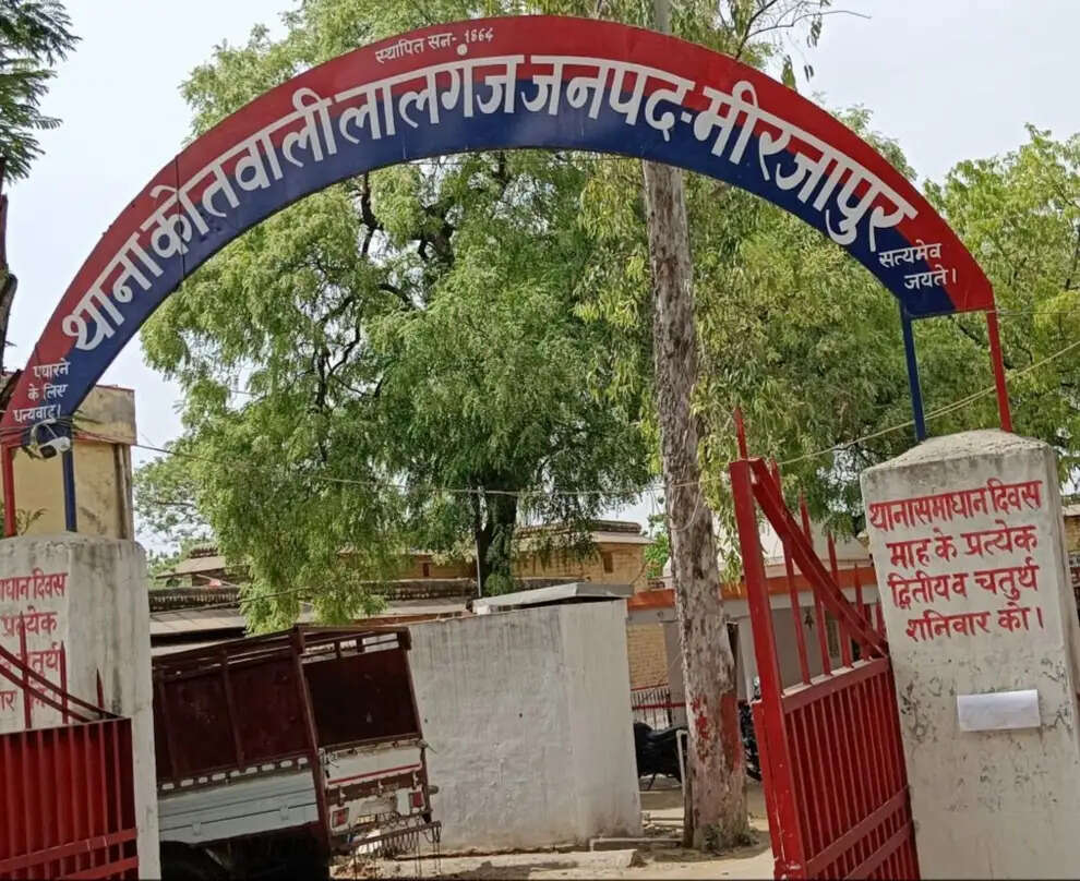 जंगल में पेड़ से लटकता मिला अधेड़ का शव, पुलिस कर रही जांच