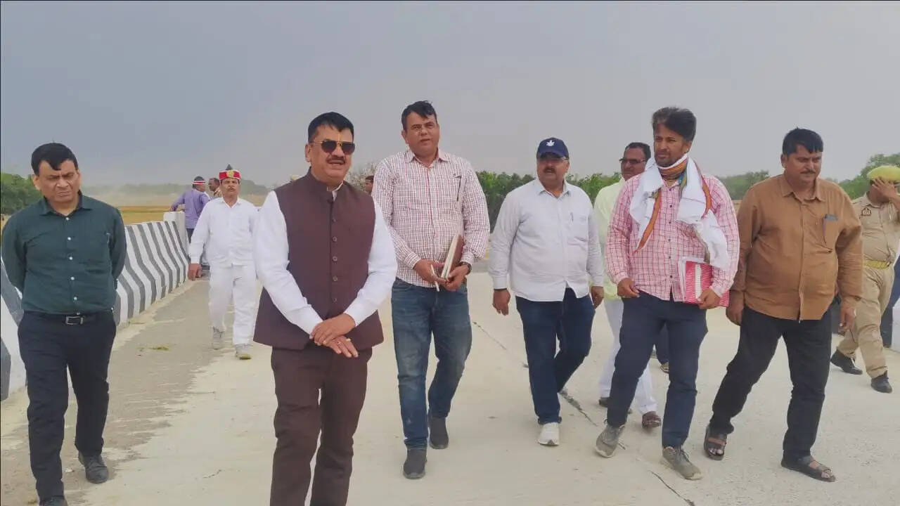 बसुही नदी पर नया पुल तैयार, डीएम ने किया निरीक्षण; ग्रामीणों को मिलेगी बड़ी राहत