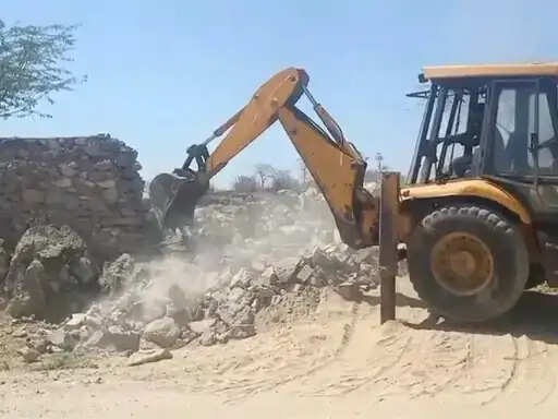 जयसमंद–झाड़ोल मार्ग पर नदी पेटे से हटे अवैध कब्जे