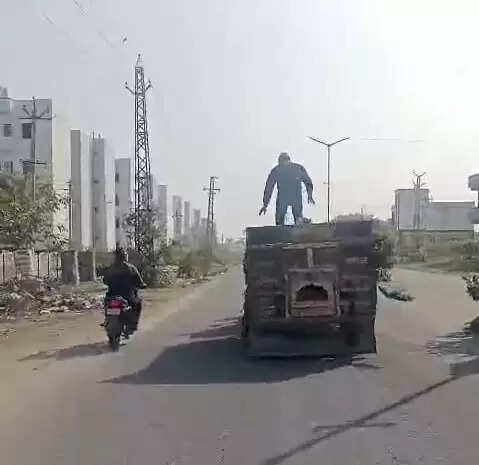 अवैध बजरी से भरे ट्रैक्टर के पीछे दौड़ा सिपाही, फिर भी बेखौफ ड्राइवर फरार