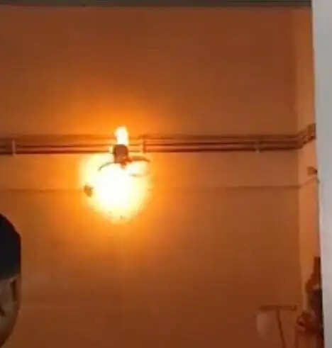 देवरिया मेडिकल कॉलेज के पीआईसीयू में शॉर्ट सर्किट से आग लगी