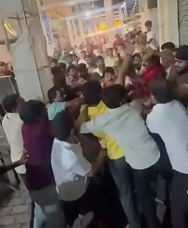 भंडारे में गाड़ी निकालने पर विवाद, पूर्व उपसभापति ने पिस्टल अड़ाकर धमकाने का लगाया आरोप