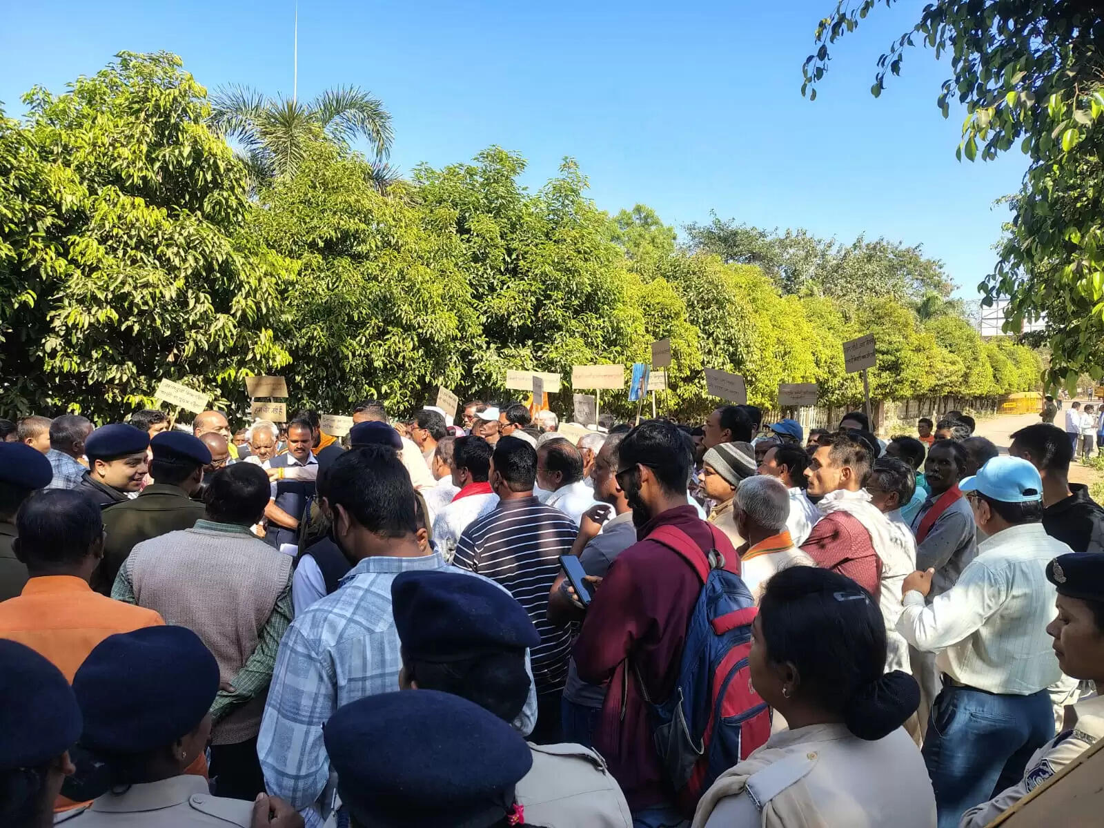 धमतरी : धान खरीद की मांग को लेकर किसान संगठनों का कलेक्ट्रेट घेराव