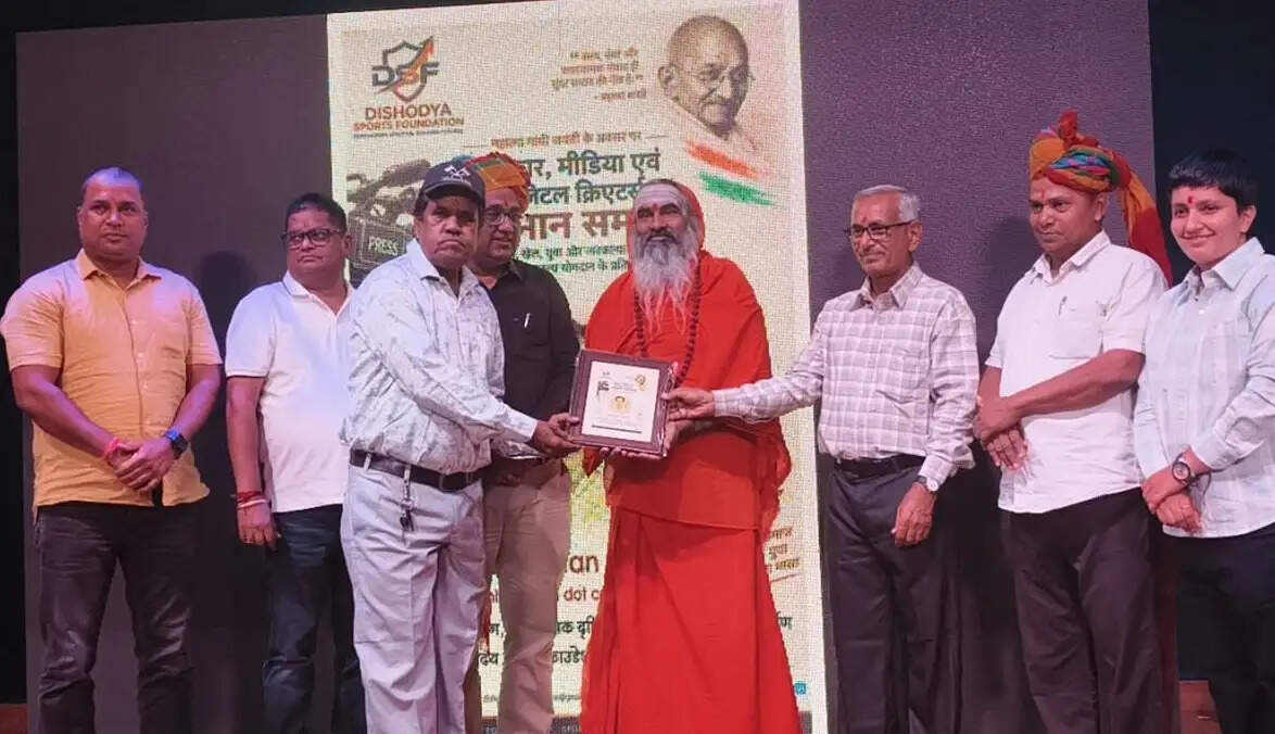प्रेस&nbsp;फाेटाेग्राफर&nbsp;रामरतन&nbsp;माेदी&nbsp;का&nbsp;सम्मान