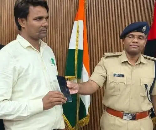 ऑपरेशन मुस्कान के तहत सुपौल पुलिस ने 70 खोए व चोरी हुए मोबाइल मालिकों को लौटाए