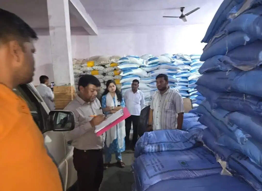 हाथरस : जमाखोरी की आशंका के चलते प्रशासन की टीम ने चीनी गोदामों में की छापेमारी