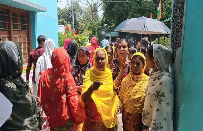 अन्नपूर्णा की राशि नहीं मिलने पर बंगाल के कई जिलों में महिलाओं का आक्रोश, सड़कों पर उतरकर प्रदर्शन