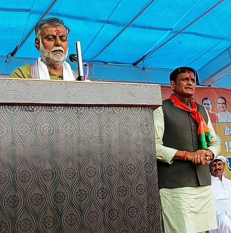 दतिया : प्रह्लाद पटेल ने वीरांगना रानी अवंतीबाई की प्रतिमा पर किया माल्यार्पण, बोले- उनकी वीरगाथा पीढ़ियों को देती रहेगी प्रेरणा