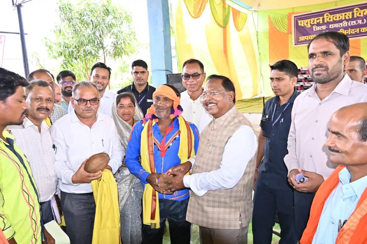 धमतरी : कृत्रिम गर्भाधान से पशुधन विकास की मिसाल बना ग्राम पुरी, रोज 5 सौ लीटर से अधिक दूध का हो रहा संकलन