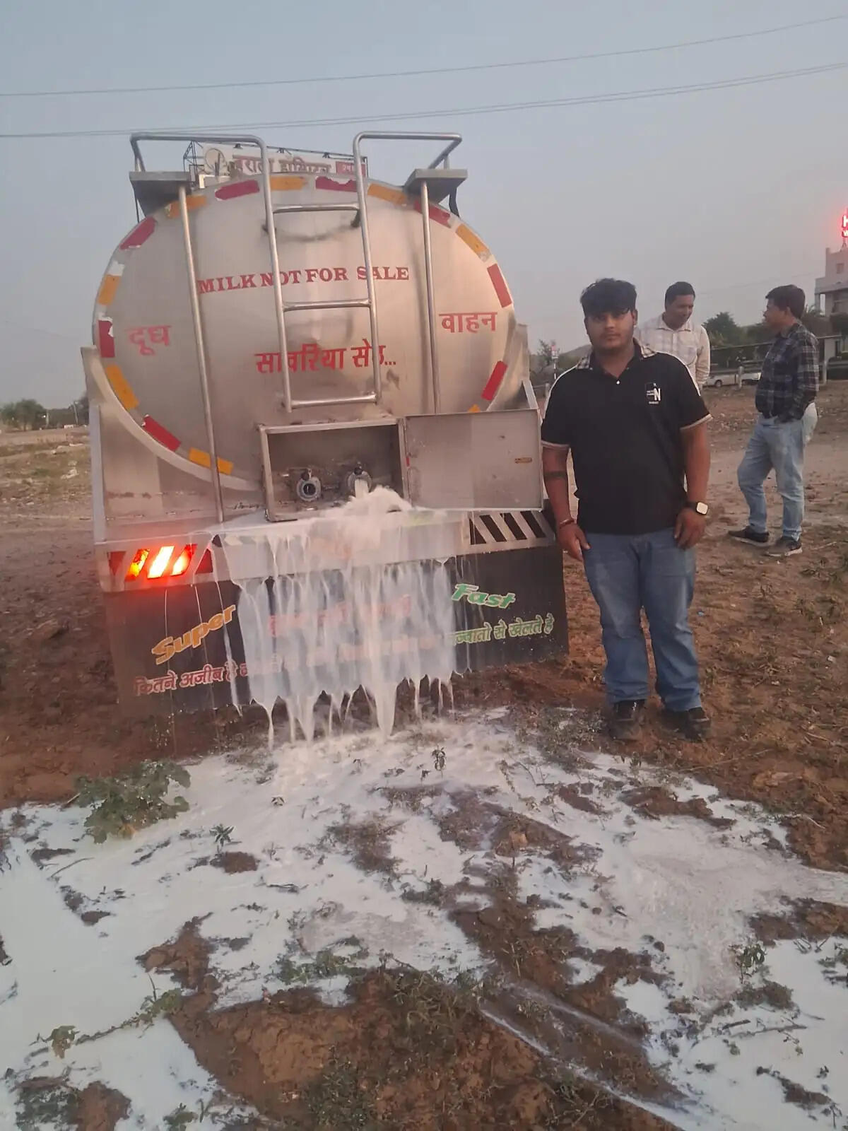 खाद्य सुरक्षा विभाग ने नष्ट कराया 1450 लीटर संदिग्ध दूध