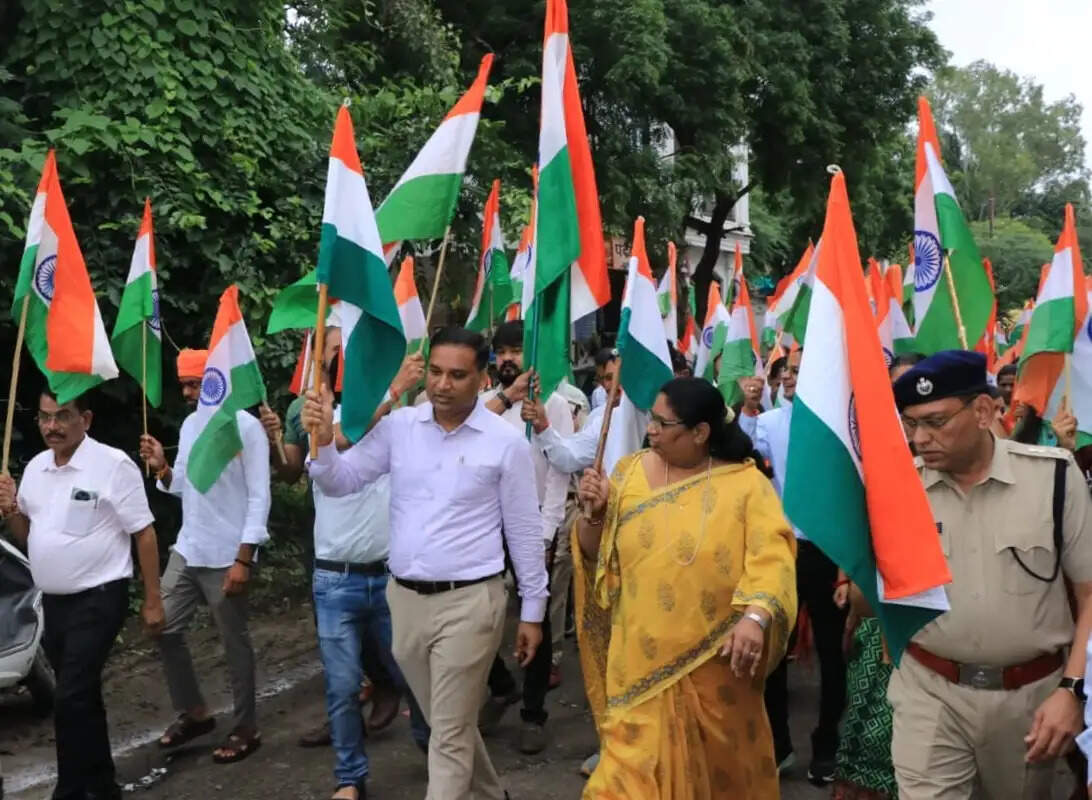 झाबुआ: हर्षोल्लास पूर्वक हुआ राष्ट्रीय ध्वज का यशगान, तिरंगा रैली में शामिल हुआ समूचा नगर