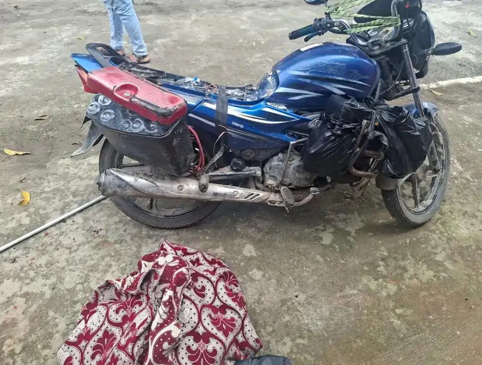 रतनपुर में छह पेटी नेपाली शराब के साथ तस्कर गिरफ्तार, पुलिस वाहन क्षतिग्रस्त