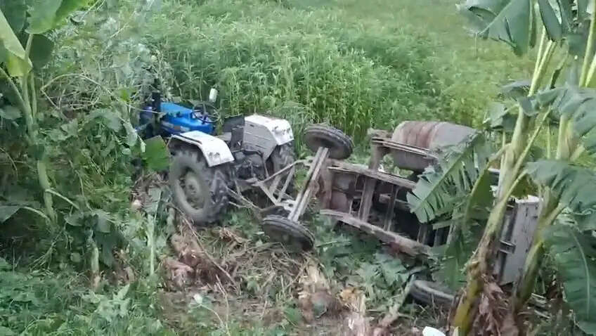 अनियंत्रित होकर ट्रैक्टर पलटने से चालक की मौत
