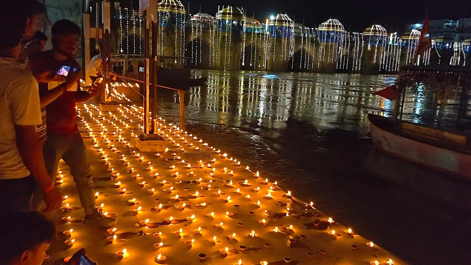 गोमती घाट पर जले 25 हजार दीप, लेजर शो से जगमगाया जौनपुर