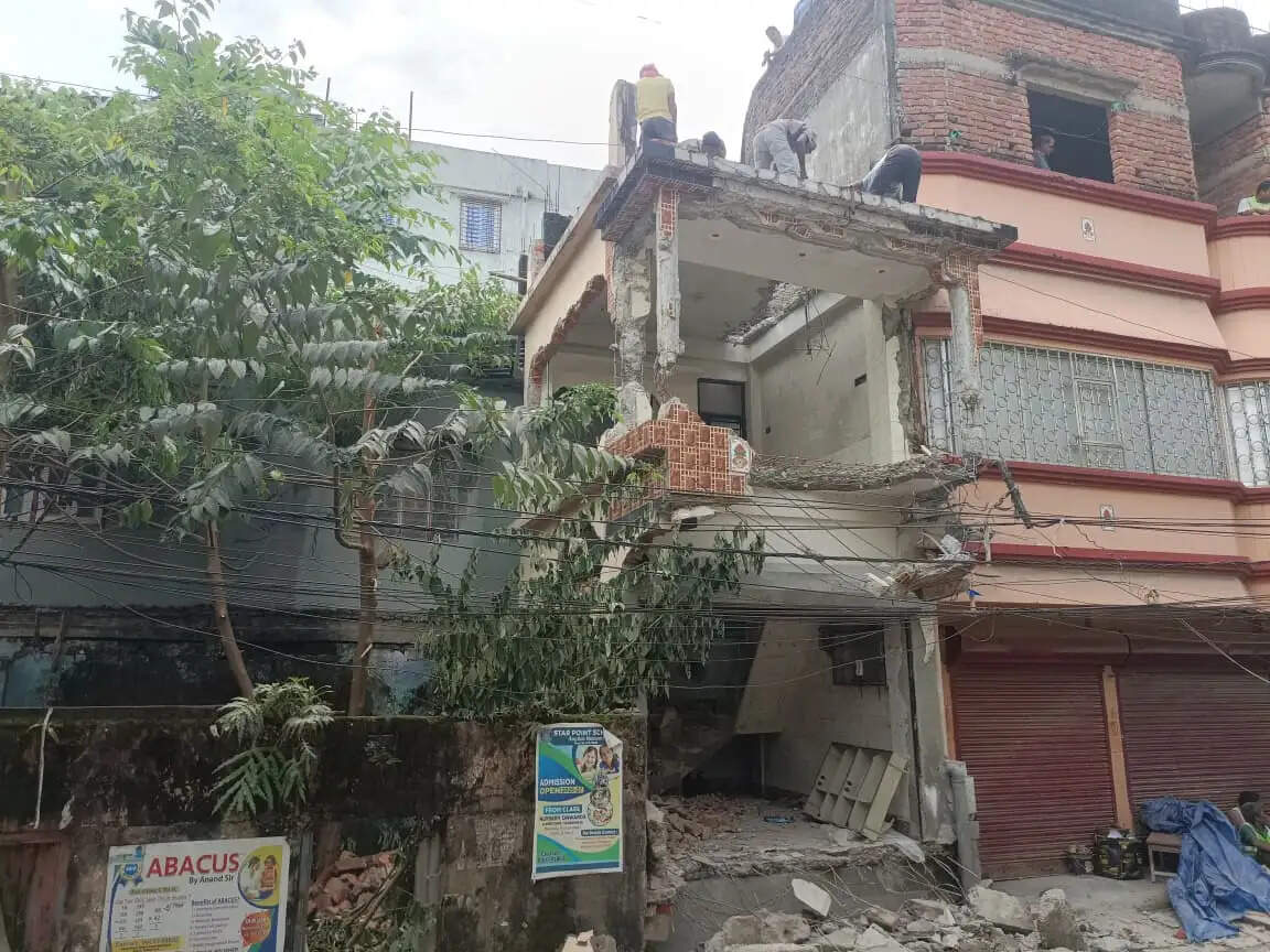 अवैध निर्माण पर चला नगर निगम का बुलडोजर