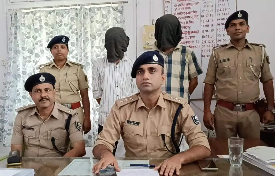 स्मैक तस्करी का भंडाफोड़, दो तस्कर गिरफ्तार, भारी मात्रा में नशीले पदार्थ और कैश बरामद