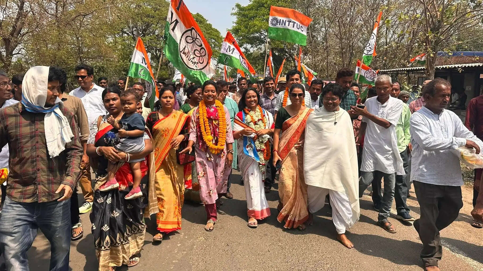 विस चुनाव 2026: रानीबांध में उम्मीदवार के साथ दिखीं ज्योत्स्ना मांडी