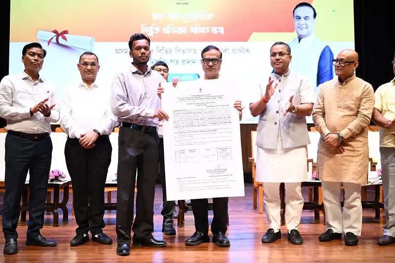 (लीड) मुख्यमंत्री डॉ. सरमा ने 439 उम्मीदवारों को सौंपे नियुक्ति पत्र